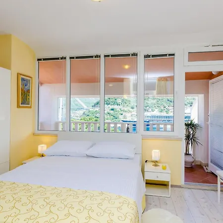 Avdic - With Balcony And Sea View Apartman *