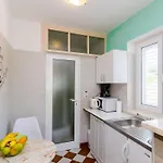 Avdic - With Balcony And Sea View Apartman *