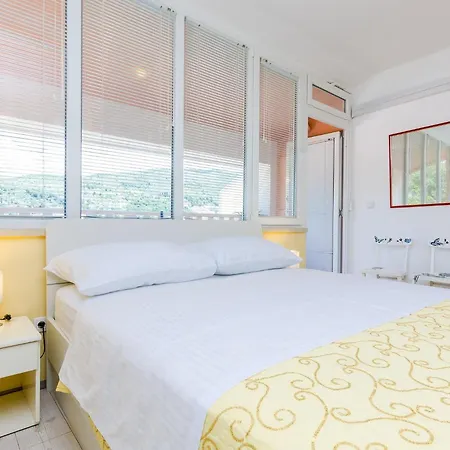 Avdic - With Balcony And Sea View Apartman *